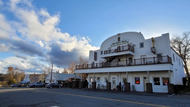 Fall River Hotel & Restaurant