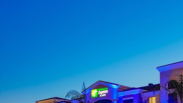 Holiday Inn Express & Suites Eureka by IHG