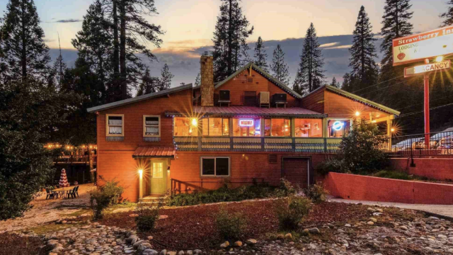 Strawberry Inn River Front Resort