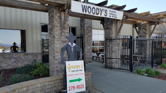 Woody’s Cafe, Grill & Pub